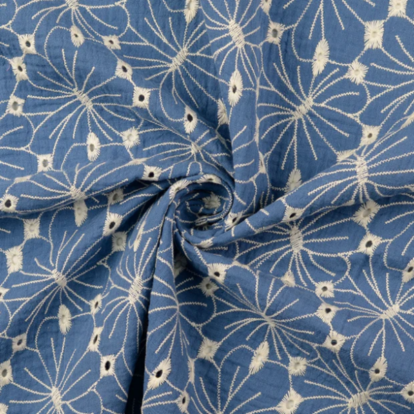 Brodyrmuslin Blomblad blå/naturvit fg 3028